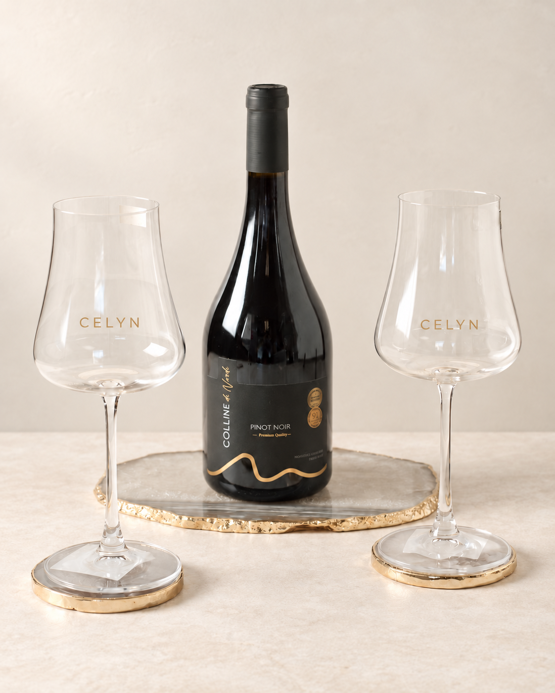 Forever, vinho e taças fora da caixa