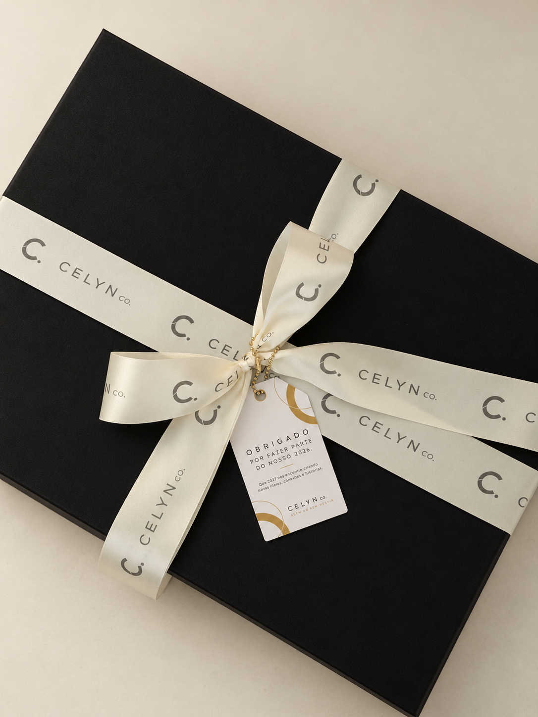 Caixa preta Celyn com fita personalizada clara e tag