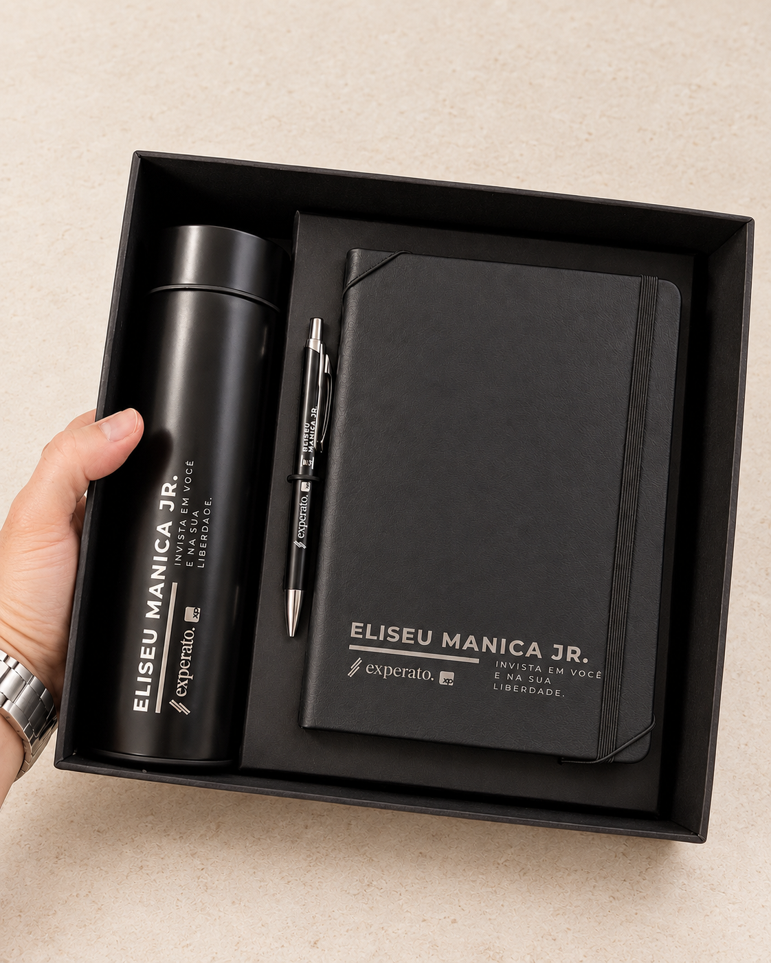 Kit Eliseu aberto, com garrafa, caneta e caderno personalizados
