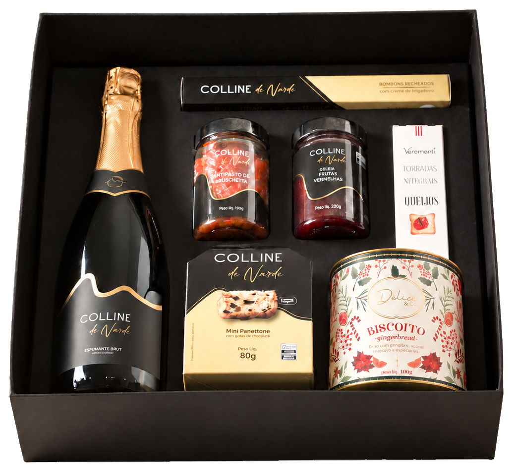 Kit Klaus Coziness em caixa preta aberta com espumante, geleia, antepasto, panetone, biscoitos, bombons e torradas