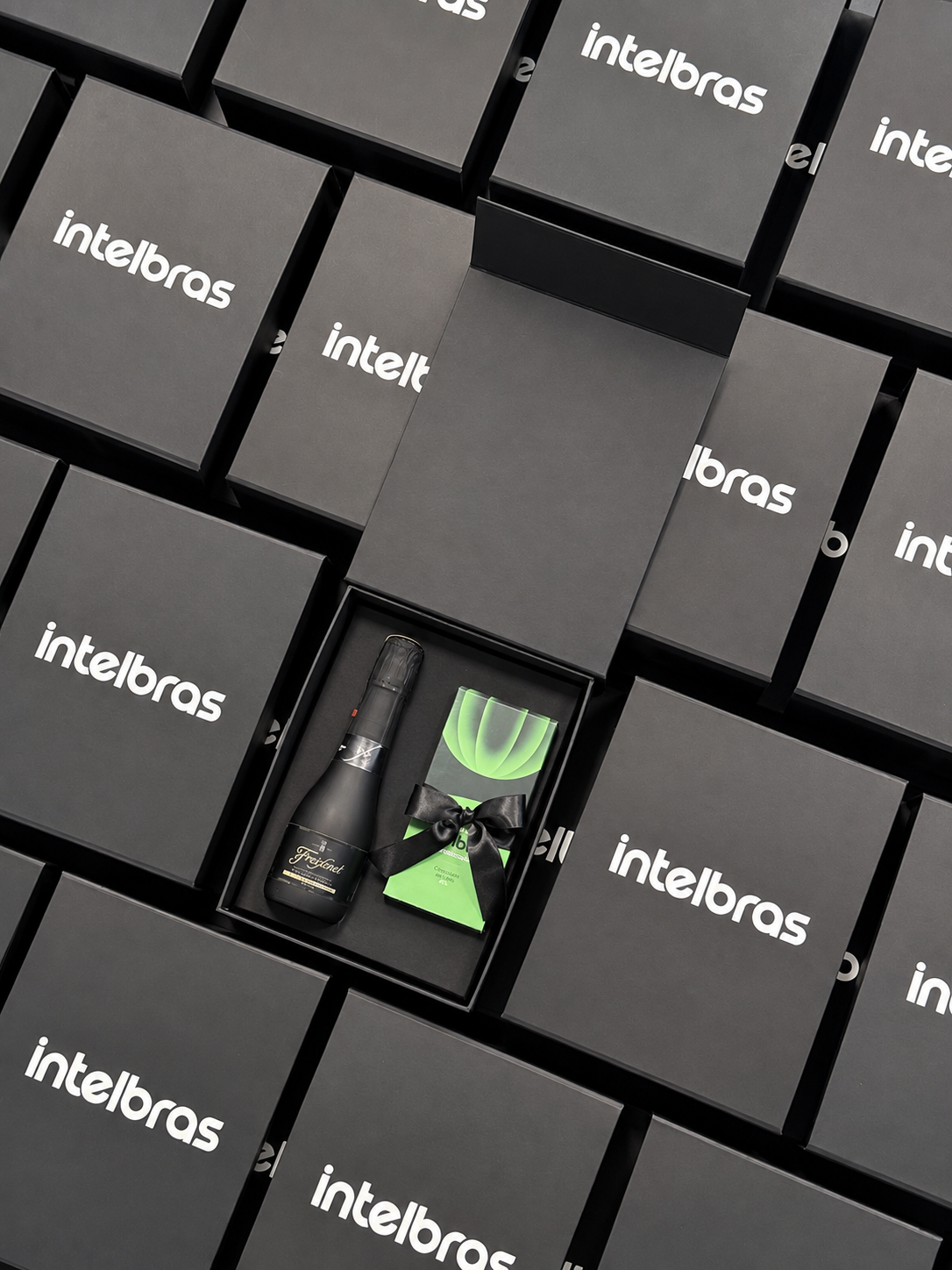Projeto de presente corporativo personalizado desenvolvido pela Coziness para Intelbras