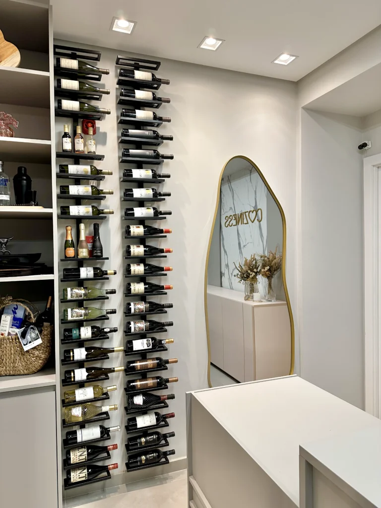 Exposição de produtos e detalhes internos do Showroom Coziness