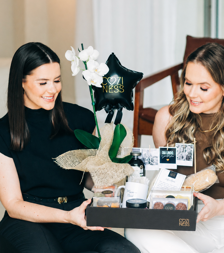 Liliany e Mariany apresentando um presente da Coziness