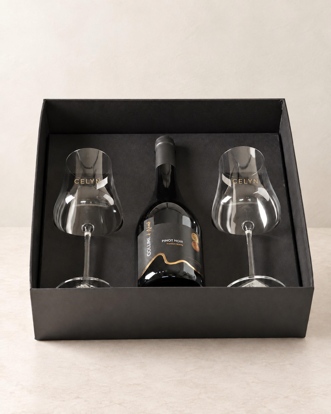 Forever, imagem principal com vinho e taças